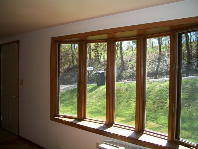 Ventana de la bahía en la sala de estar junto a la puerta de entrada. - 502 Mercer Rd