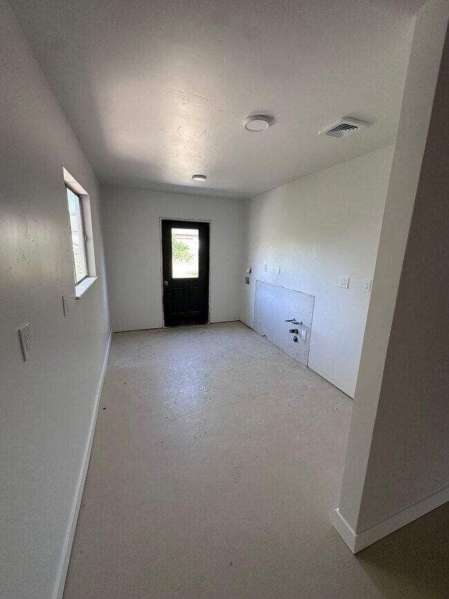 Building Photo - New renovated 3 Bedroom, 1 Bathroom Home w...
