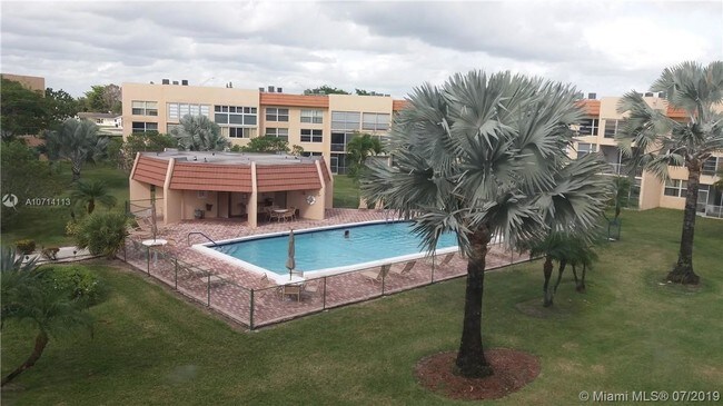 Foto del edificio - 6570 Royal Palm Blvd
