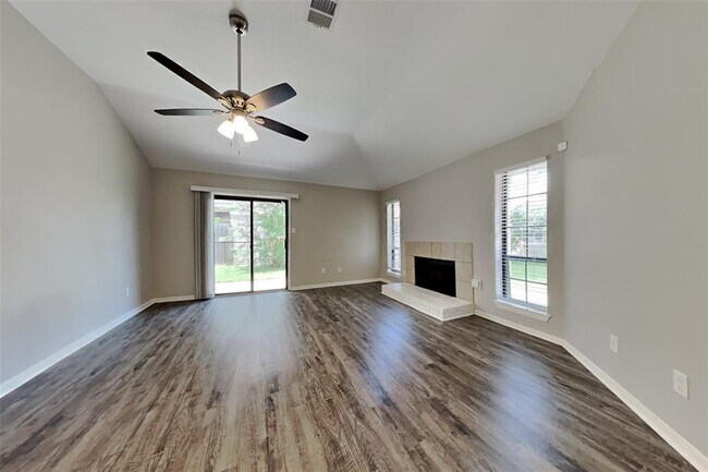Foto del edificio - 3807 Wood Stone Walk Dr