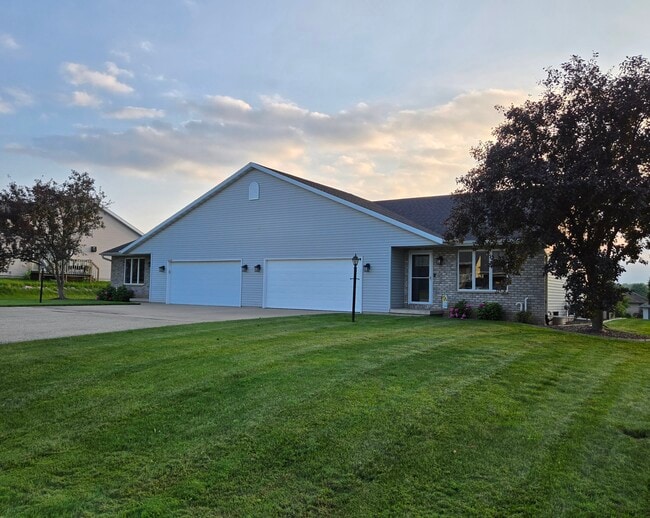 Building Photo - Hyacinth Ct Greenville WI