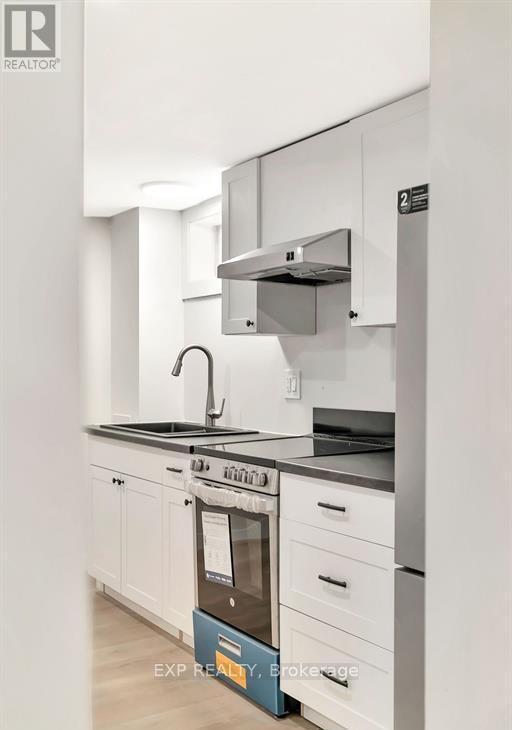 Building Photo - 89 College St E