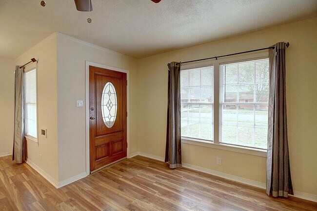 Building Photo - 4021 Markins Dr