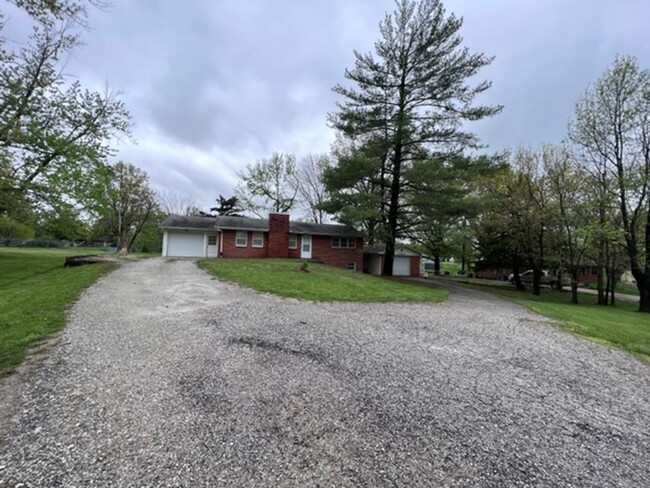 Building Photo - 2 Bedroom house large back yard