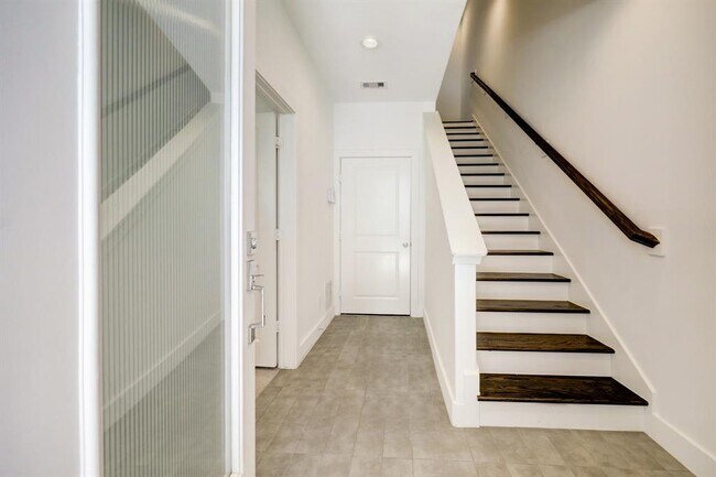 Building Photo - 2222 McGowen St