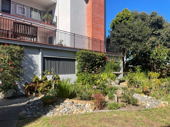 Foto del edificio - 2 Bedroom Downtown Condo in PG!