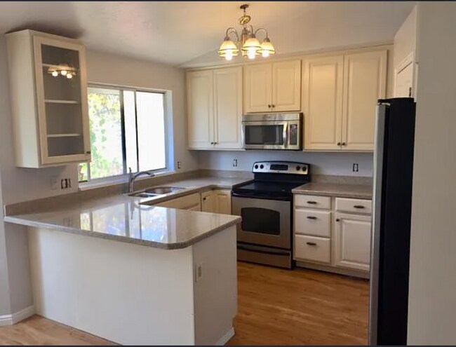 Foto del edificio - 6 Bedroom/3 Bathroom House in West Jordan