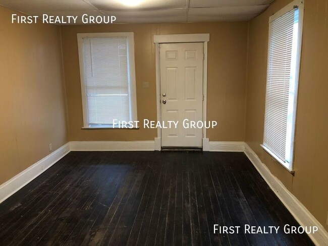 Building Photo - Recently Remodeled 2 Bedroom Home, Move In...