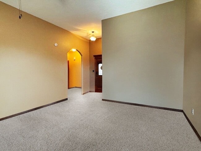 Building Photo - 320 Northeast Mountain Meadow Drive