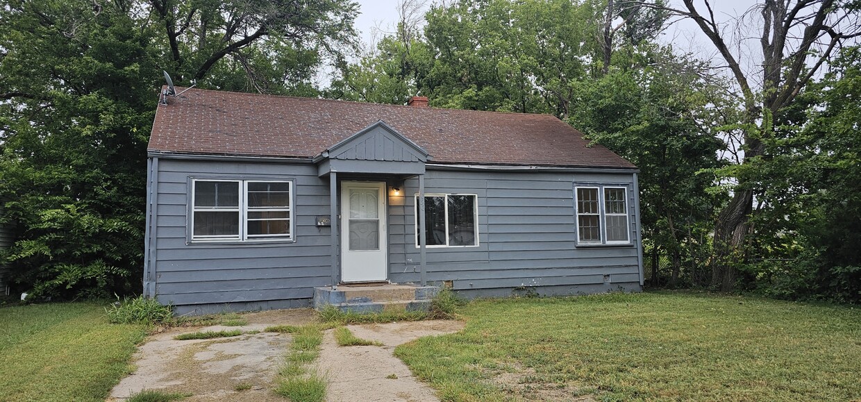 Primary Photo - 1036 N Ash St