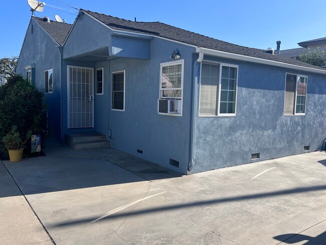 Entrada lateral desde el camino de entrada - 1930 W Redondo Beach Blvd