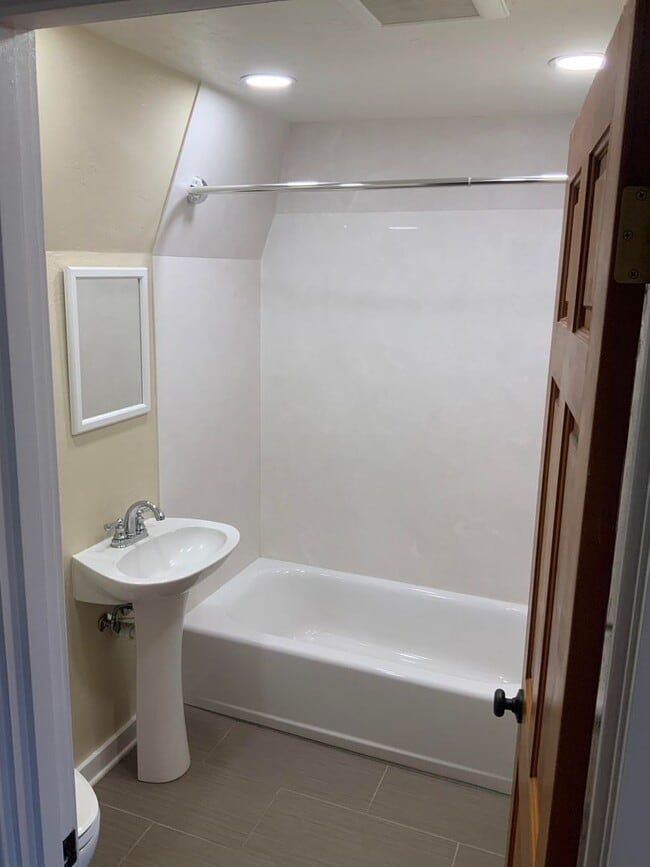 Building Photo - 3 Bedroom Duplex in Downtown Area