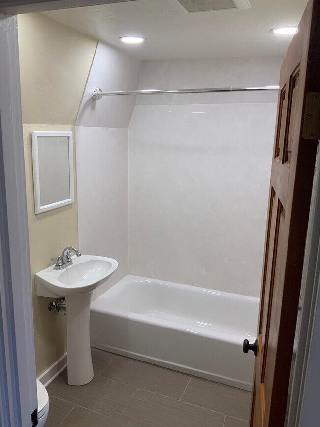 Foto del edificio - 3 Bedroom Duplex in Downtown Area