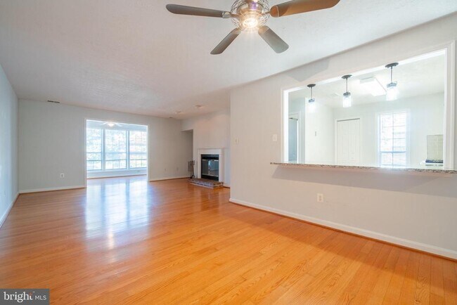 Building Photo - 10076 Oakton Terrace Rd