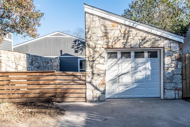 Building Photo - 916 Sirocco Dr