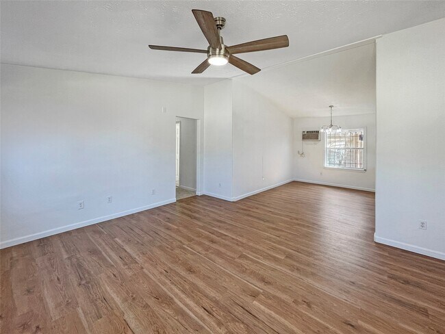 Foto del edificio - 11914 Kingslake Forest Dr