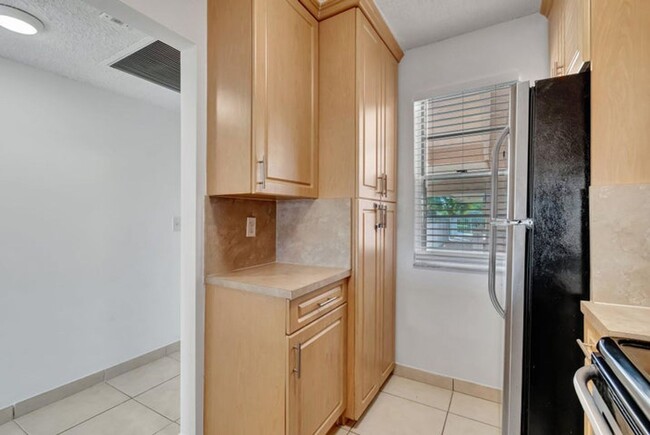 Building Photo - 8431 Royal Palm Blvd