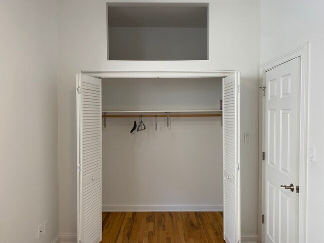 Building Photo - 851 N Hermitage Ave