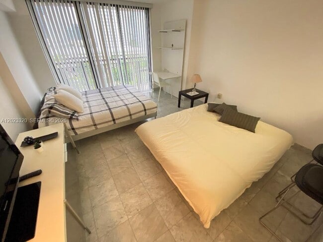 Building Photo - 540 Brickell Key Dr