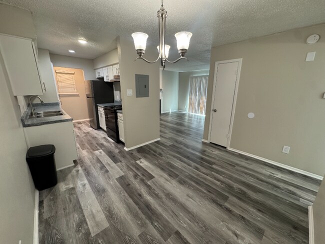 Photo - 2010 Estrada Pkwy Apartment