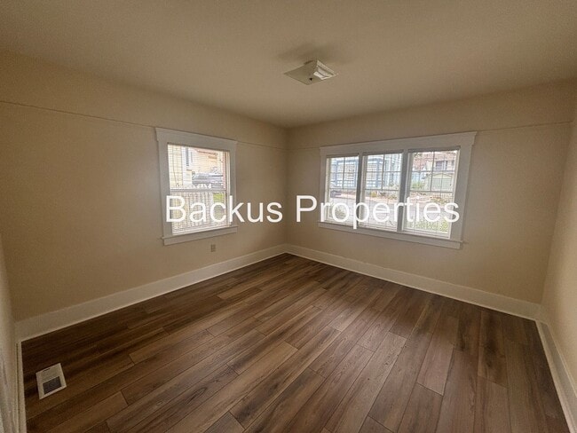 Building Photo - Three bedroom cottage less tha two blocks ...