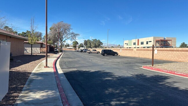 Building Photo - ONE BEDROOM ONE BATHROOM APARTMENT AVAILABLE FOR RENT !!!