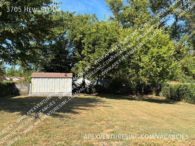 Photo - 3705 Hewlett Dr- House