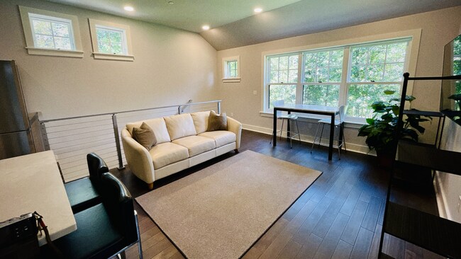 Amplia sala de estar con techos altos. - 297 Durham Point Rd
