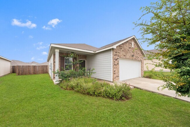 Foto del edificio - Charming 3-Bed Family Home with Fenced Yard & Garage in Converse – 1,662 Sq Ft!