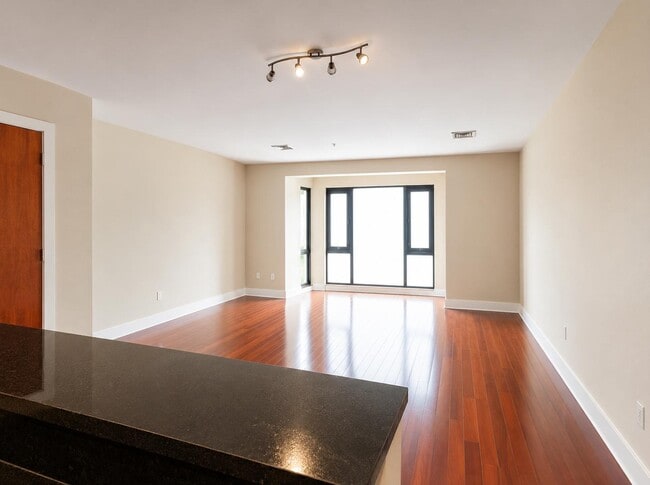 Building Photo - 533 Cambridge St
