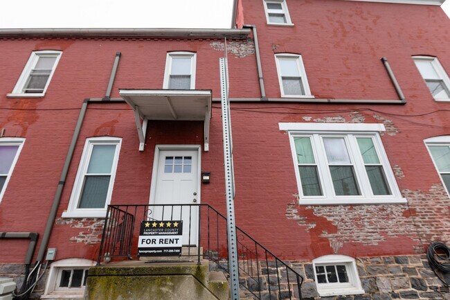 Building Photo - 902 E Chestnut St