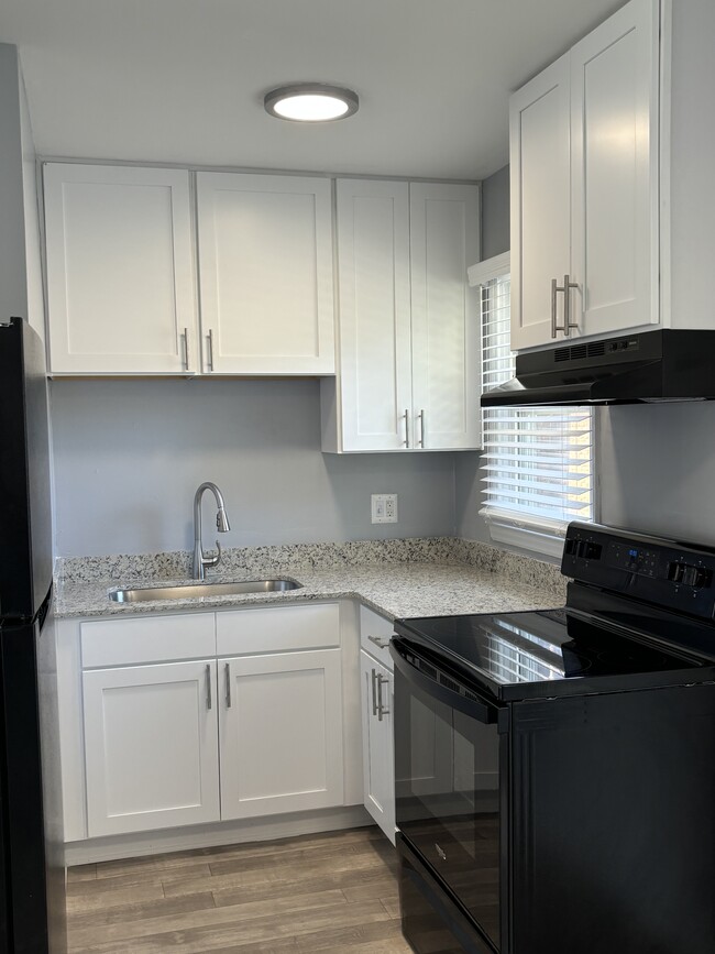 Remodeled-Kitchen - Park Creek Apartments