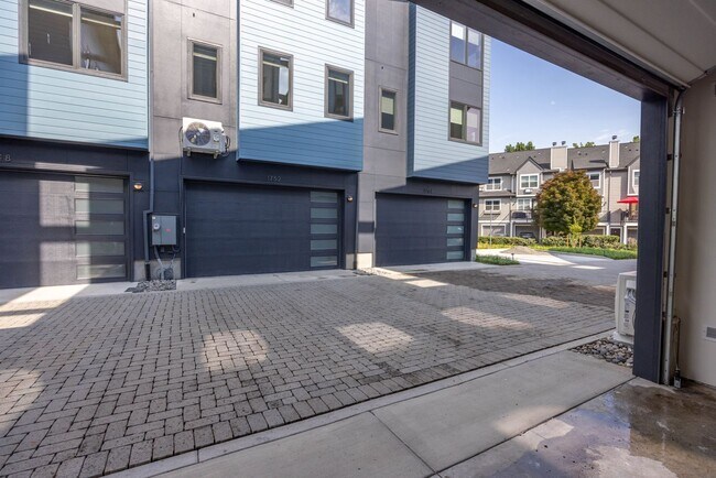 Foto del edificio - Riverside Townhomes - Waterfront Living in...