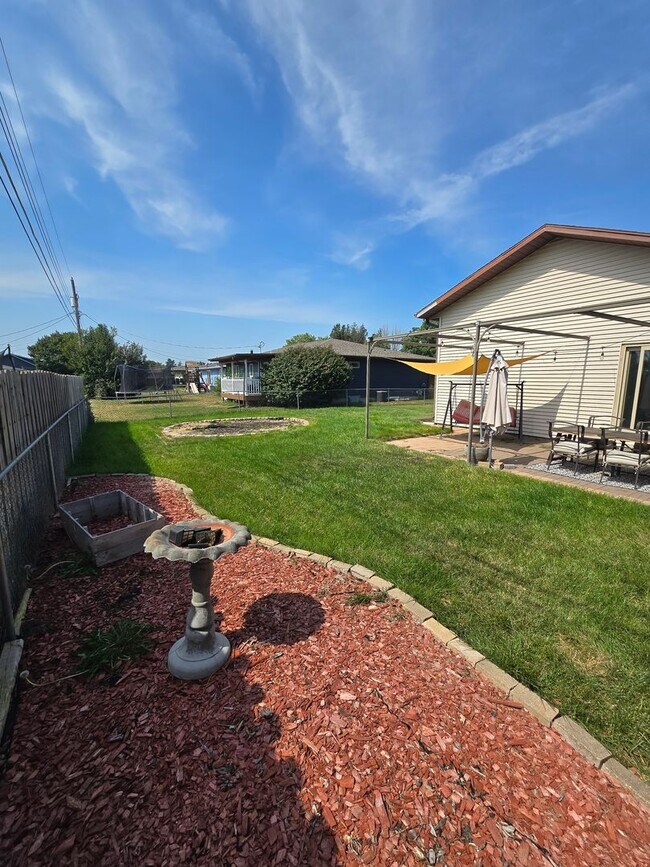 Foto del edificio - Charming 4-Bedroom Home with Modern Comfor...