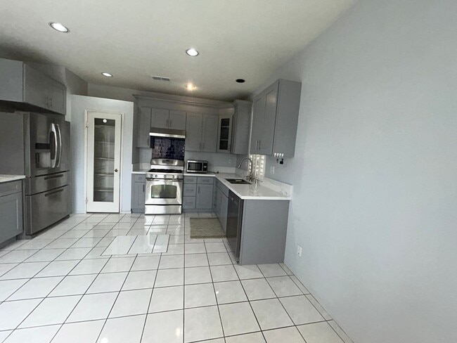 Foto del edificio - Spacious 2-Story Home in Prime Location