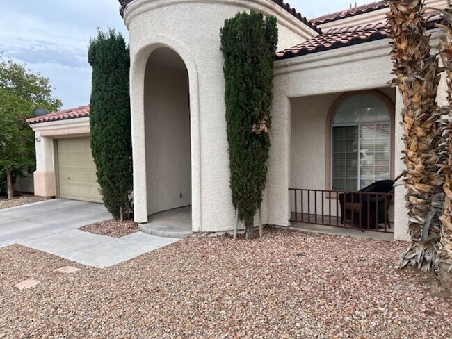 Foto del edificio - A Fabulous 4 Bedroom House in Peccole Ranch