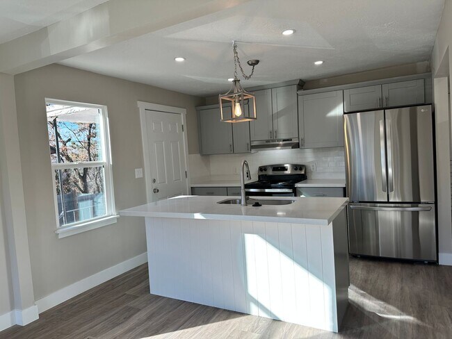 Foto del edificio - Darling remodeled 5 bedroom 2 bathroom home in the heart of Ogden