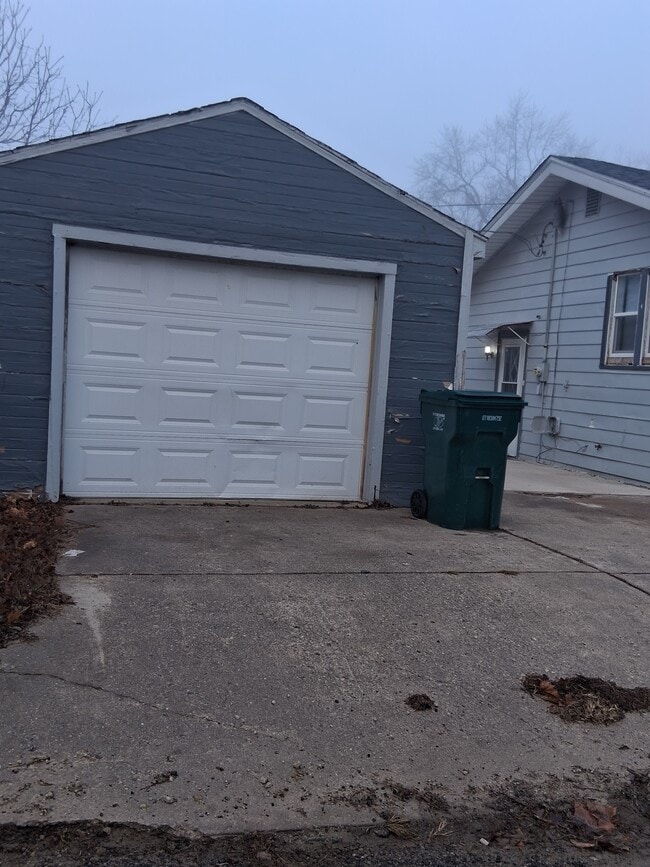 Building Photo - 909 W Cushing St