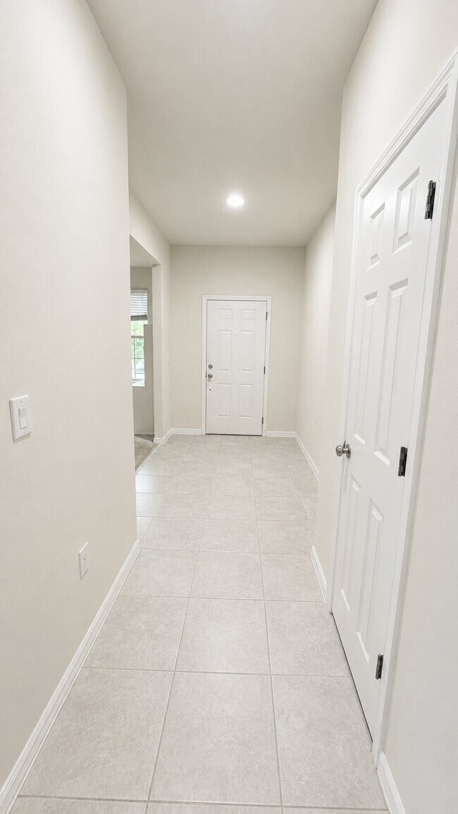 Building Photo - 2634 E Lake Pointe Dr