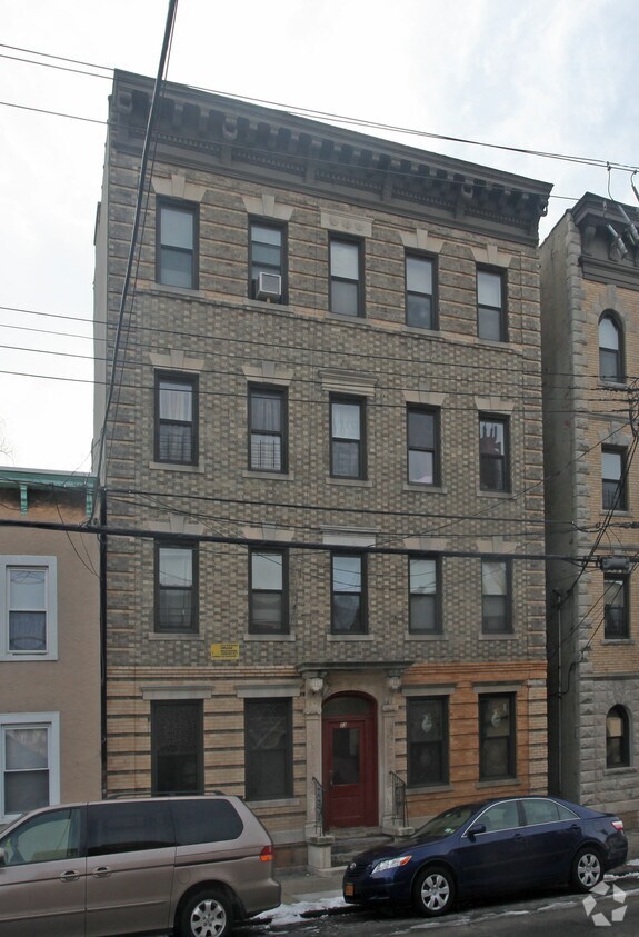 Foto del edificio - 13 N Bleeker St