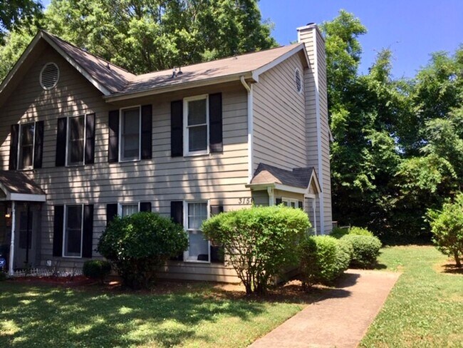 Building Photo - Welcome to Your Luxurious, Fully Renovated...