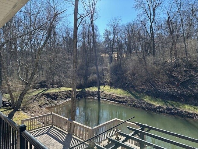 Foto del edificio - 401 Toms Rd