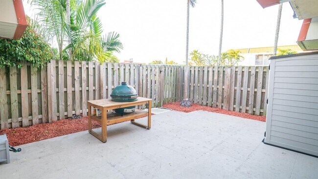 Foto del edificio - 3211 Gardens East Dr