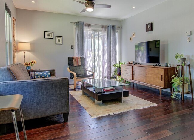Foto del edificio - 807 Hill Wood Dr