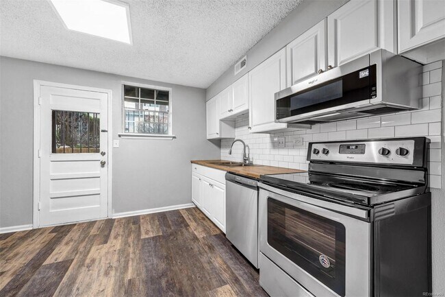 Foto del edificio - 9330 E Girard Ave