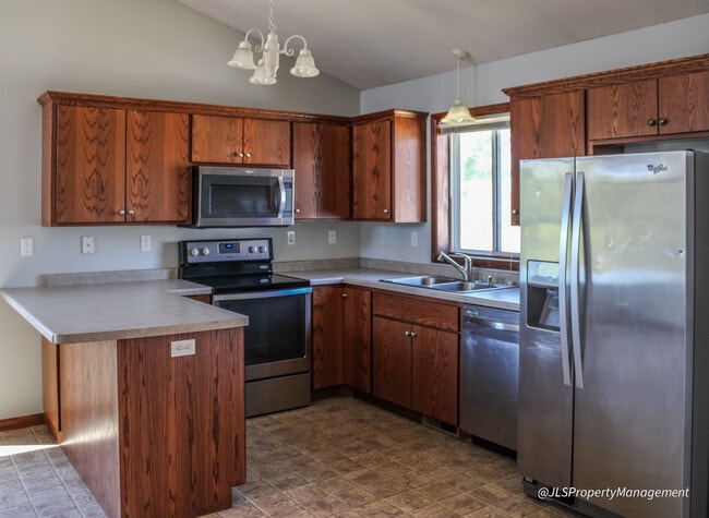 Spacious kitchen - 436 23rd Ave N