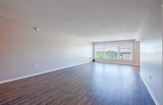 Building Photo - 225 Country Club Dr