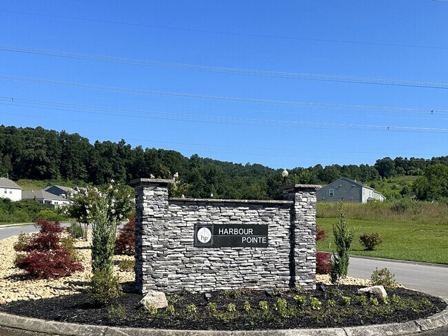Photo - 4 bed / 2.5 bath 2-story with great views available 8/28! House