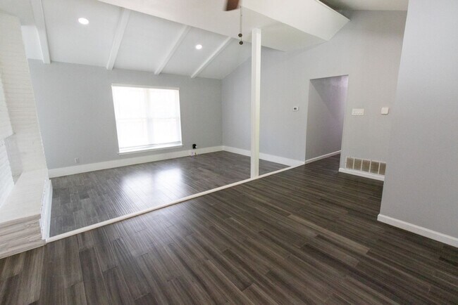 Building Photo - BEAUTIFULLY REMODELED SINGLE STORY 4 BEDRO...