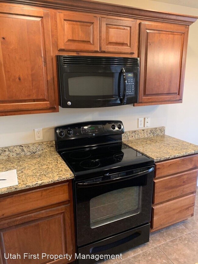 Building Photo - 3 br, 2.5 bath House - 3419 S River Road #40